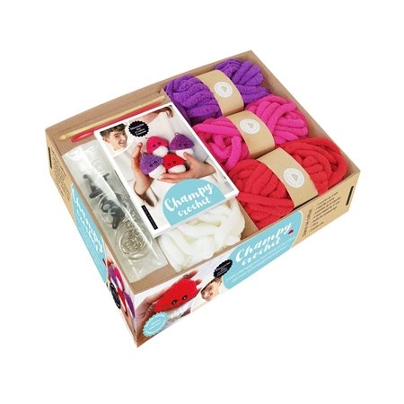 Coffret : Champy crochet : Do it yourself : 4 pelotes de fil chenille; 6 yeux kawaii; 3 porte-clés; 1 aiguille; 1 crochet; ouate de rembourrage + 1 livre